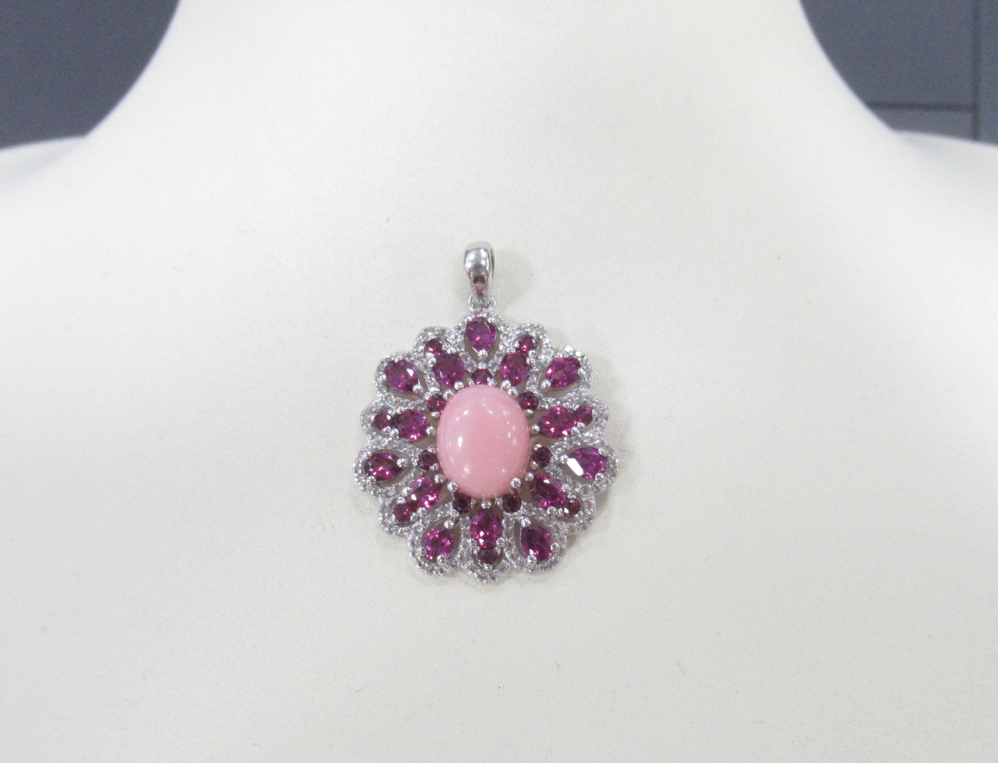 Серебряная подвеска 925 пробы; вставки 1 Опал розовый 2,77ct; 28 Родолит 3,75; 126 Топаз белый 1,01c